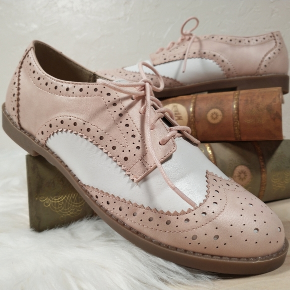 Ollio Shoes - Ollio Women's Wingtip Lace Up Two Tone Oxford Size 6.5 in Light Pink and White
